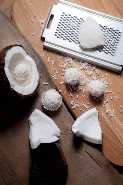 Primer plano de coco con pulpa blanca, rallador con viruta de coco y — Foto de Stock