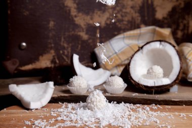 Beyaz şekerleri ve hindistan cevizini beyaz hamurlu ve hindistan cevizli.