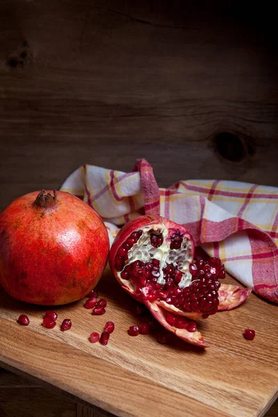 Zusammensetzung Aus Reifem Roten Granatapfel Und Rissigem Granatapfel Auf Einem — Stockfoto