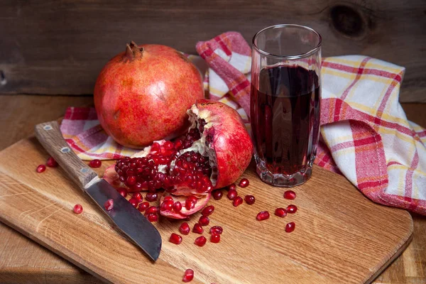 Composition Grenade Rouge Mûre Avec Couteau Vintage Verre Jus Fruits — Photo