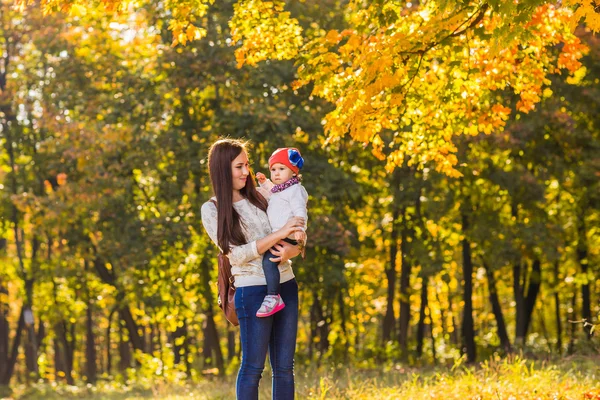 Mère et fille dans le parc d'automne — Photo