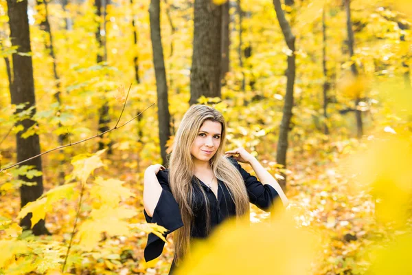 Jeune sorcière dans une forêt — Photo