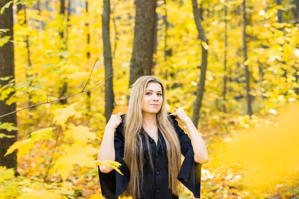 Jeune sorcière dans une forêt — Photo