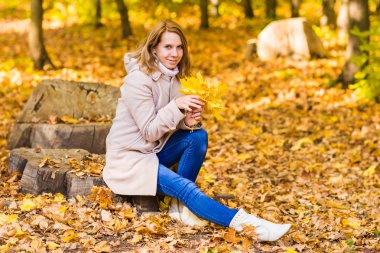 sonbahar kadını arka plan yapraklar