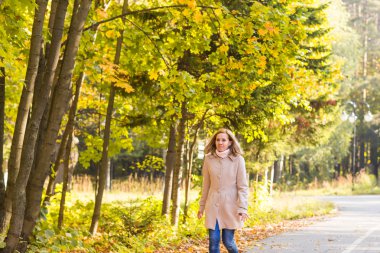 Sonbahar parkında yürüyorum