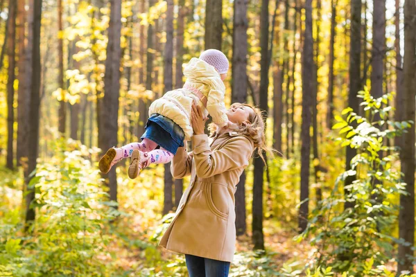 Мать и дочь играют вместе в осеннем парке — стоковое фото