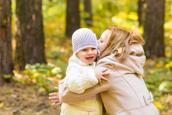 Primer plano de la madre y la hija en el parque de otoño —  Fotos de Stock