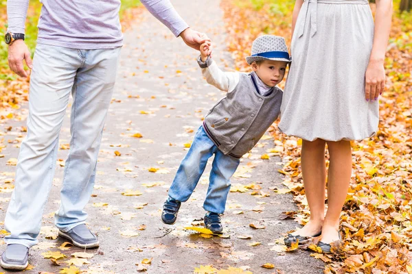 Familjen roligt, mor, far och son som håller hand. — Stockfoto