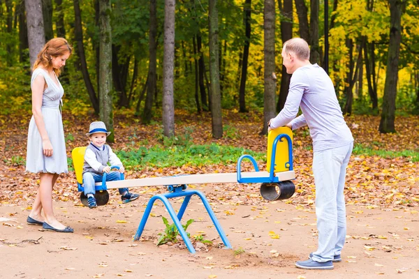 Niño juguetón con los padres en el patio al aire libre. Mamá, papá y niño . — Foto de Stock