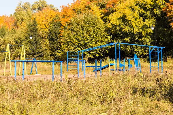 Träningsutrustning i offentlig park — Stockfoto