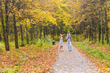 mutlu bir aile içinde sonbahar park açık havada eğleniyor