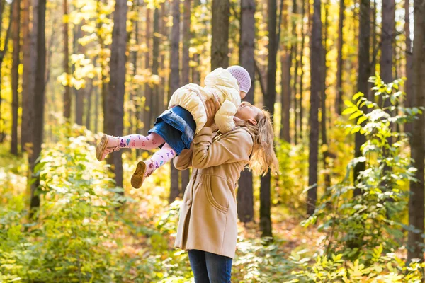 Giovane madre e la sua bambina si divertono in autunno — Foto Stock