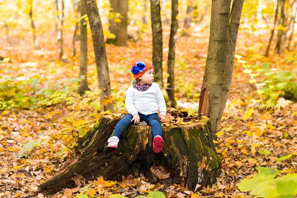 Pequena menina no parque de outono — Fotografia de Stock