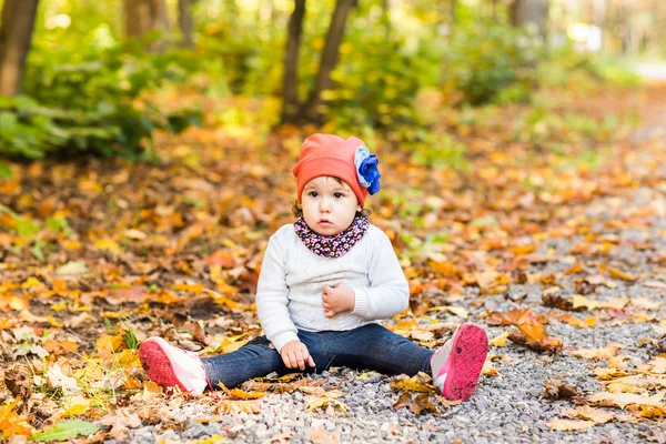 Pequena menina no parque de outono — Fotografia de Stock