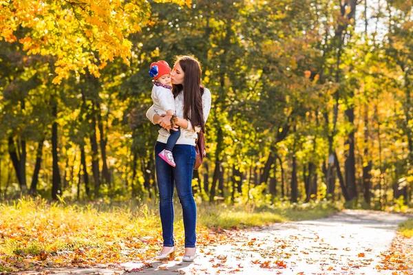 Giovane madre e la sua bambina si divertono in autunno — Foto Stock