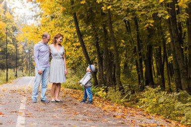 mutlu bir aile içinde sonbahar park açık havada eğleniyor