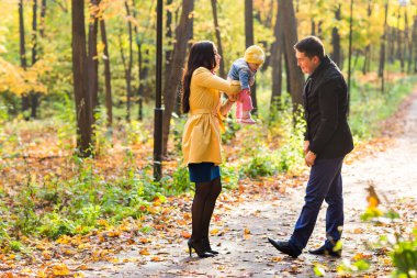 mutlu genç ailesi ile vakit açık sonbahar parkta kızları