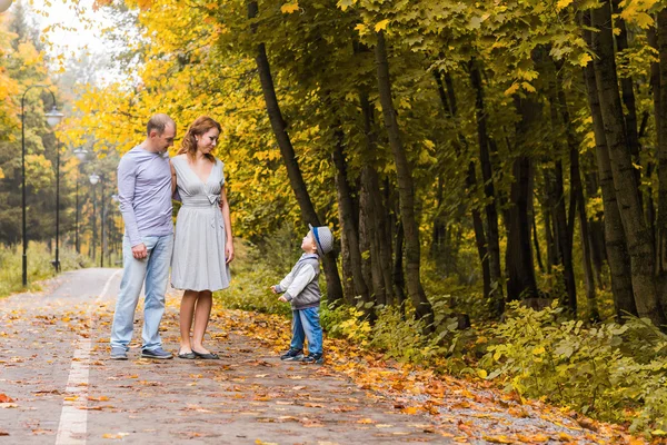 Familia feliz divirtiéndose al aire libre en el parque de otoño — Foto de Stock