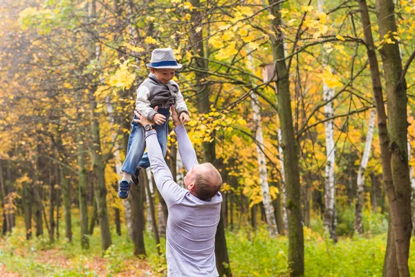 Padre e hijo jugando en un hermoso parque de otoño — Foto de Stock