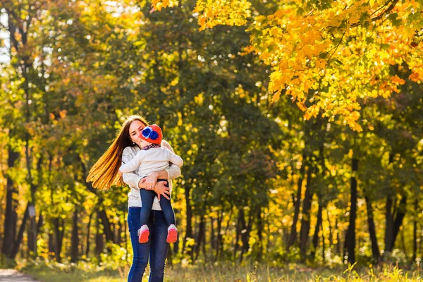 Молодая мать и ее малышка весело провести время осенью — стоковое фото