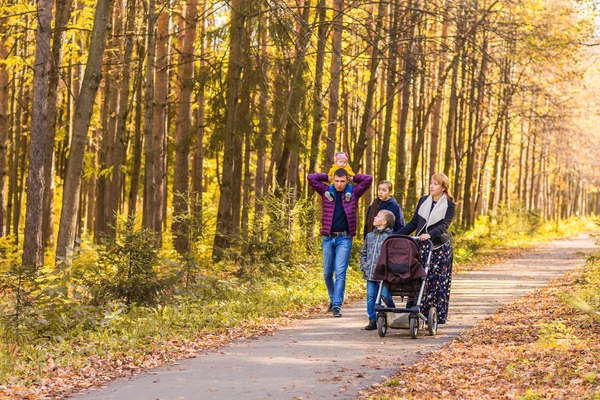 Glückliche Familie, die Spaß im Freien im Herbstpark hat — Stockfoto