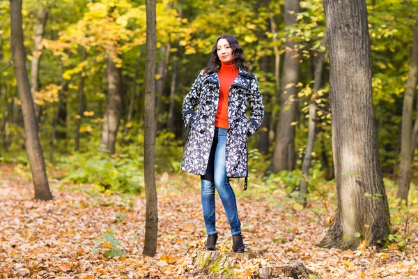Conceito de outono - Bela jovem mulher moderna na natureza — Fotografia de Stock