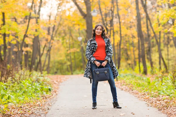 Meisje met tas bij herfst buiten. — Stockfoto