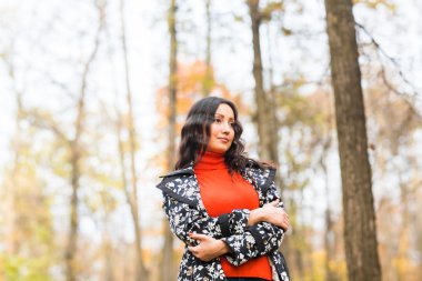 Sonbahar kavramı - doğada yürüyüş güzel genç modern kadın