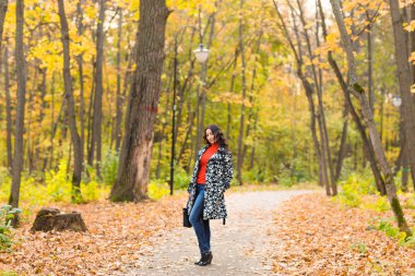 Çanta sonbahar açık kızla.