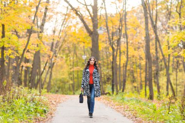Sonbahar kavramı - doğada yürüyüş güzel genç modern kadın
