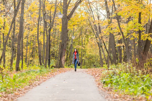 Conceito de outono - Bela jovem mulher moderna andando na natureza — Fotografia de Stock