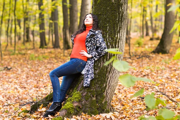Concepto de otoño - Hermosa joven mujer moderna en la naturaleza — Foto de Stock