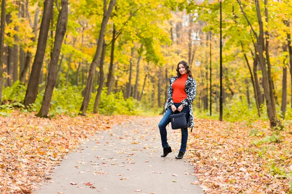 Krásná žena v podzimní přírodě — Stock fotografie