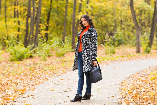 Mooie vrouw in de herfst natuur — Stockfoto