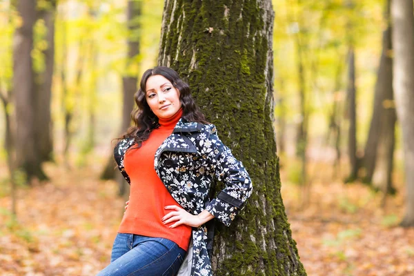 Herfst park, mooie vrouw lachend en gele vallende bladeren — Stockfoto
