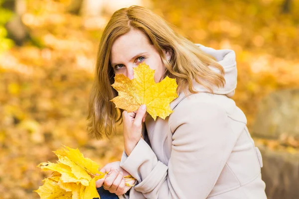 Akçaağaç sonbahar genç kadınla Close-Up bırakır — Stok fotoğraf