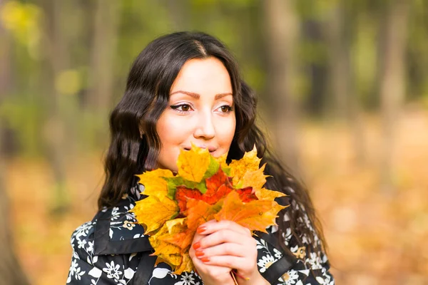 Yakın çekim genç esmer kadın portre sonbahar doğada — Stok fotoğraf