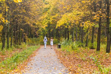 Aile yürüyüş kırsal kesimde