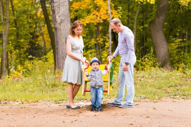 oynak çocuk ile anne ve bahçesi açık. Anne, baba ve bebek