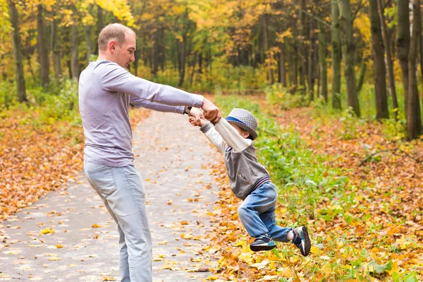 Padre e hijo divirtiéndose al aire libre — Foto de Stock