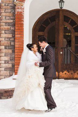 Düğün kış. Güzel genç çift gelin ve damat
