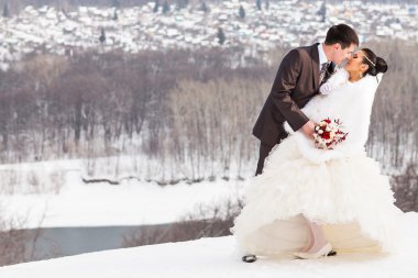 Düğün kış. Güzel genç çift gelin ve damat