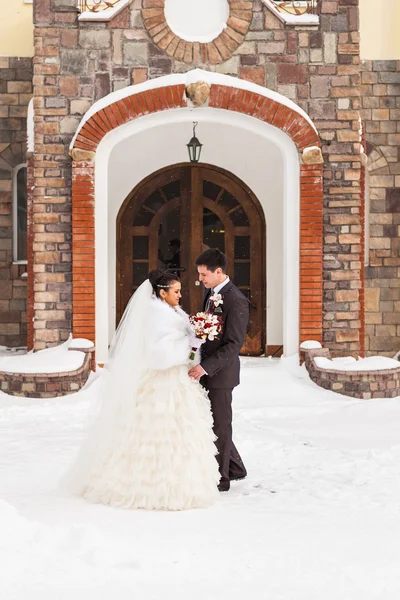 Hochzeit im Winter. Frischvermählte im verschneiten Park — Stockfoto