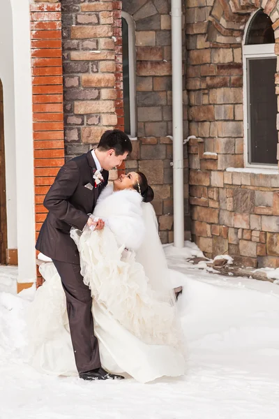 Mariage d'hiver. Beau jeune couple mariée et marié — Photo