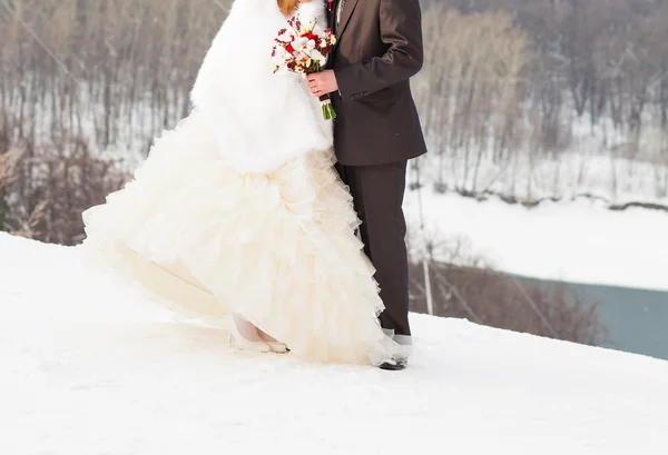 Winter wedding. Mooie jonge paar bruid en bruidegom — Stockfoto