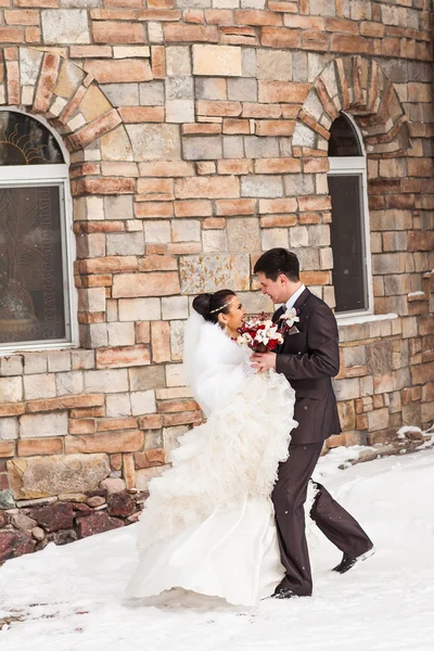 Casamento no inverno. Recém-casados no parque nevado — Fotografia de Stock