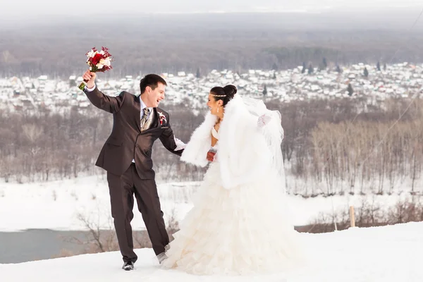 Mariage d'hiver. Beau jeune couple mariée et marié — Photo