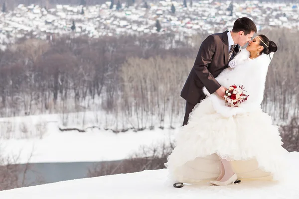Vinter bröllop. Vackra unga par bruden och brudgummen — Stockfoto
