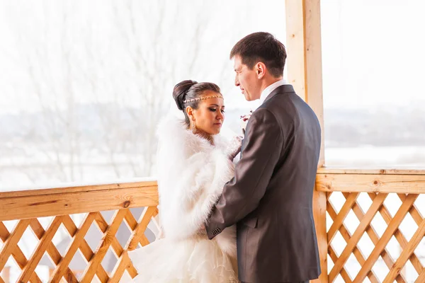 Nygifta i vinterbröllop — Stockfoto