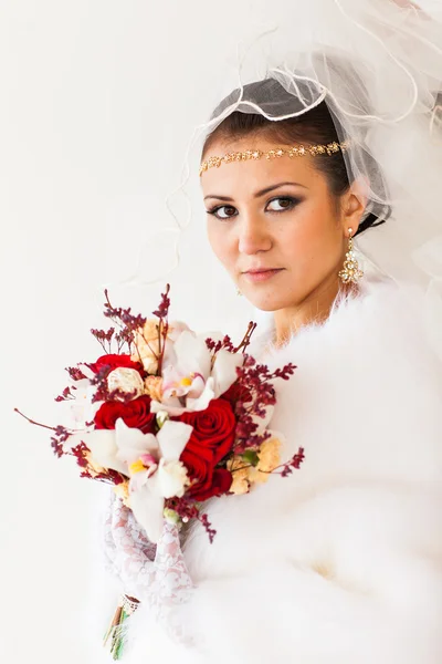 Портрет невесты с цветочным букетом зимой — стоковое фото